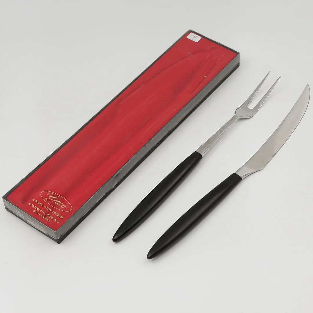 ROY BLOHM, SKINKBESTICK ROSTFRITT STÅL I ORIGINALLÅDA "GRACE" BRÖDRENE ÖYO A/S, GEILO, NORGE, 1900-TAL. — Other metals — Auktionskammaren Sydost Kalmar