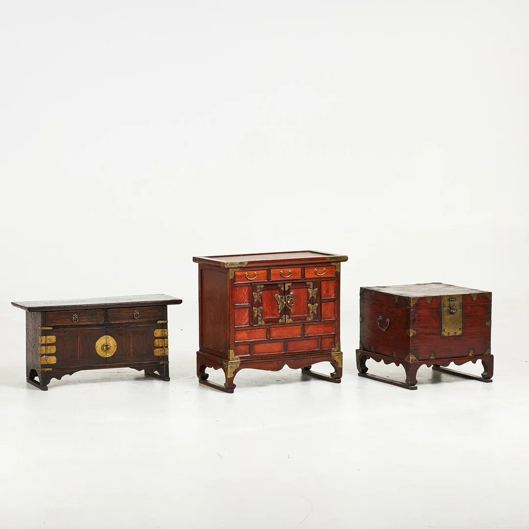 KISTA och BYRÅER. 3 st, Korea/Kina, lackerat trä, detaljer i mässing. — Wood — Stockholms Auktionsverk Sickla