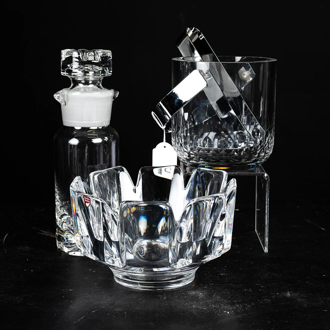 OLLE ALBERIUS. Glasföremål, 3 delar bl.a ishink & shaker, "Erik", Orrefors. — Art glass — Handelslagret Auktionsservice