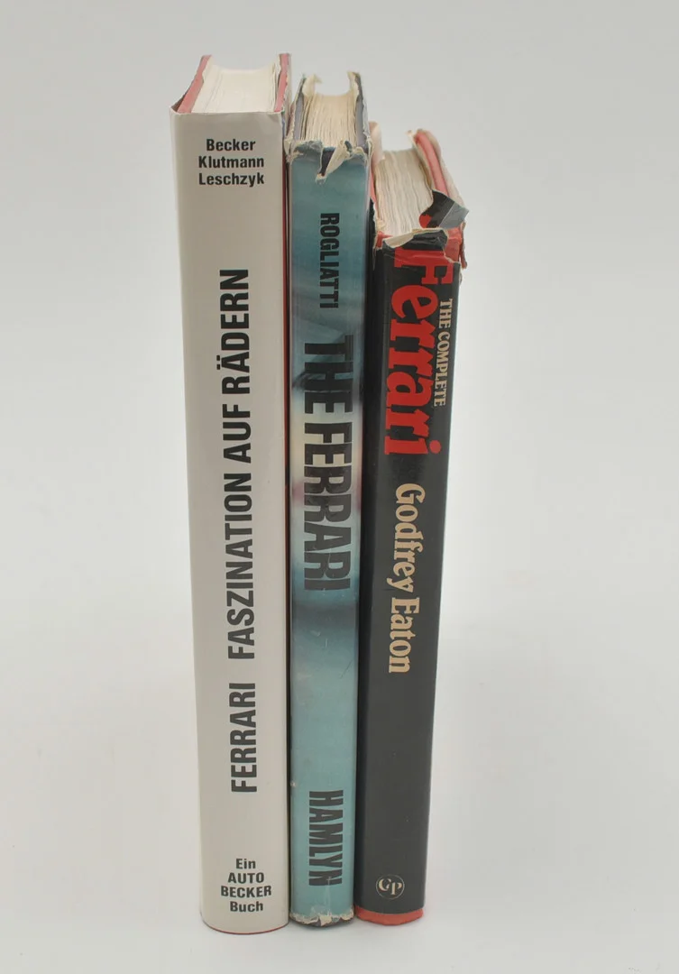 Böcker om Ferrari. 3 volymer. — Books — Connoisseur Bokauktioner