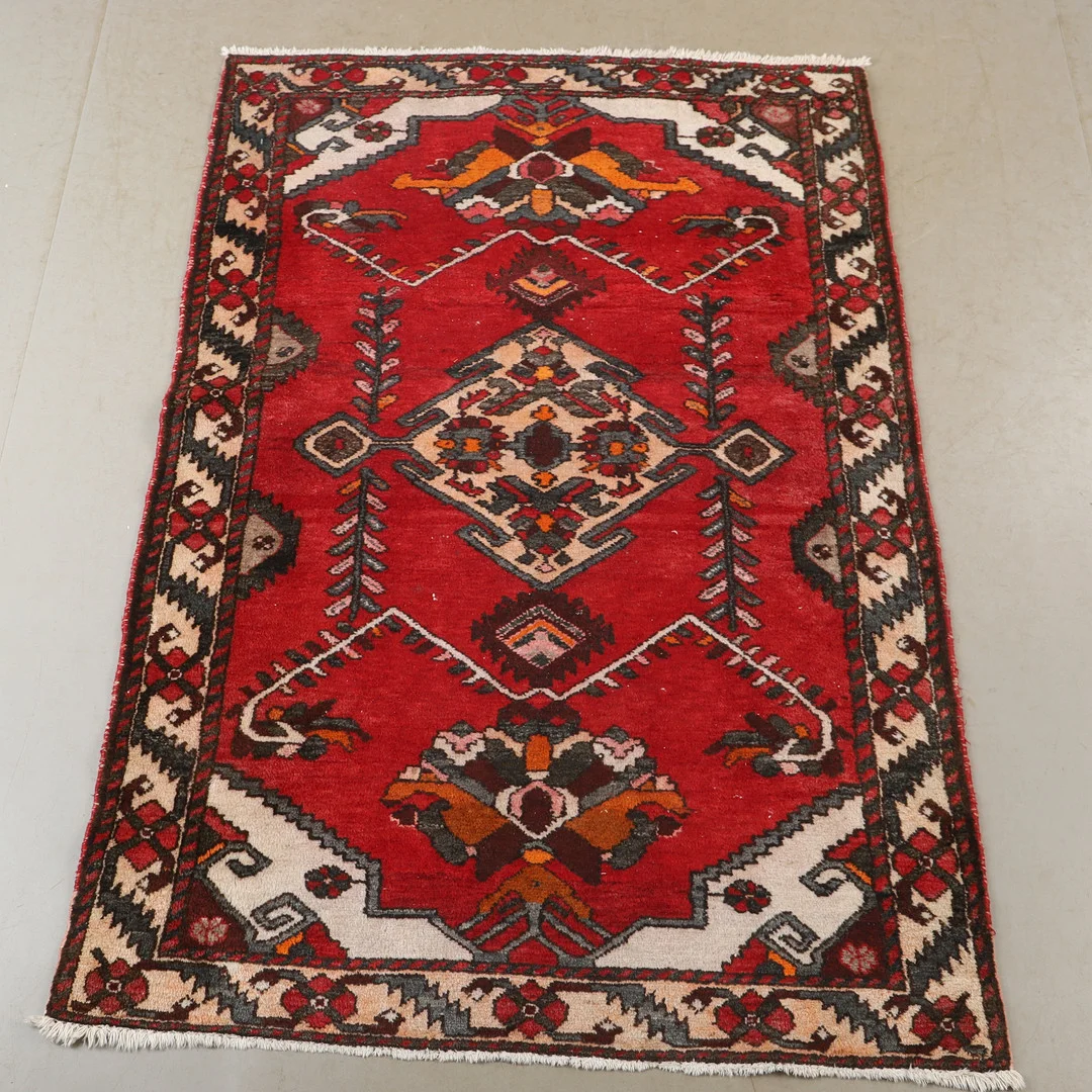 MATTA, orientalisk, 195 x 134 cm. — Oriental Carpets & Textiles — Helsingborgs Auktionskammare