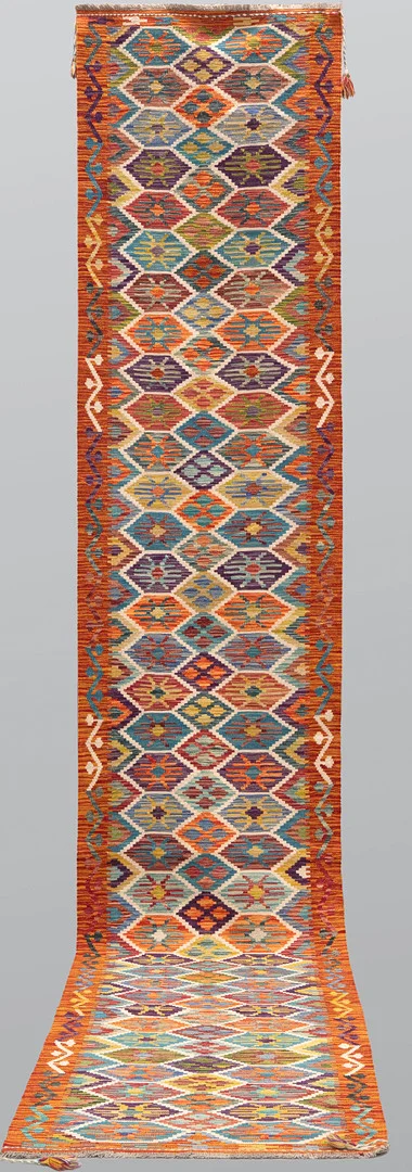 ORIENTMATTA. Kelim klassisk design, gallerimodell, med dekor av tofsar, 496 x 81 cm. — Oriental Carpets & Textiles — Gomér & Andersson Jönköping