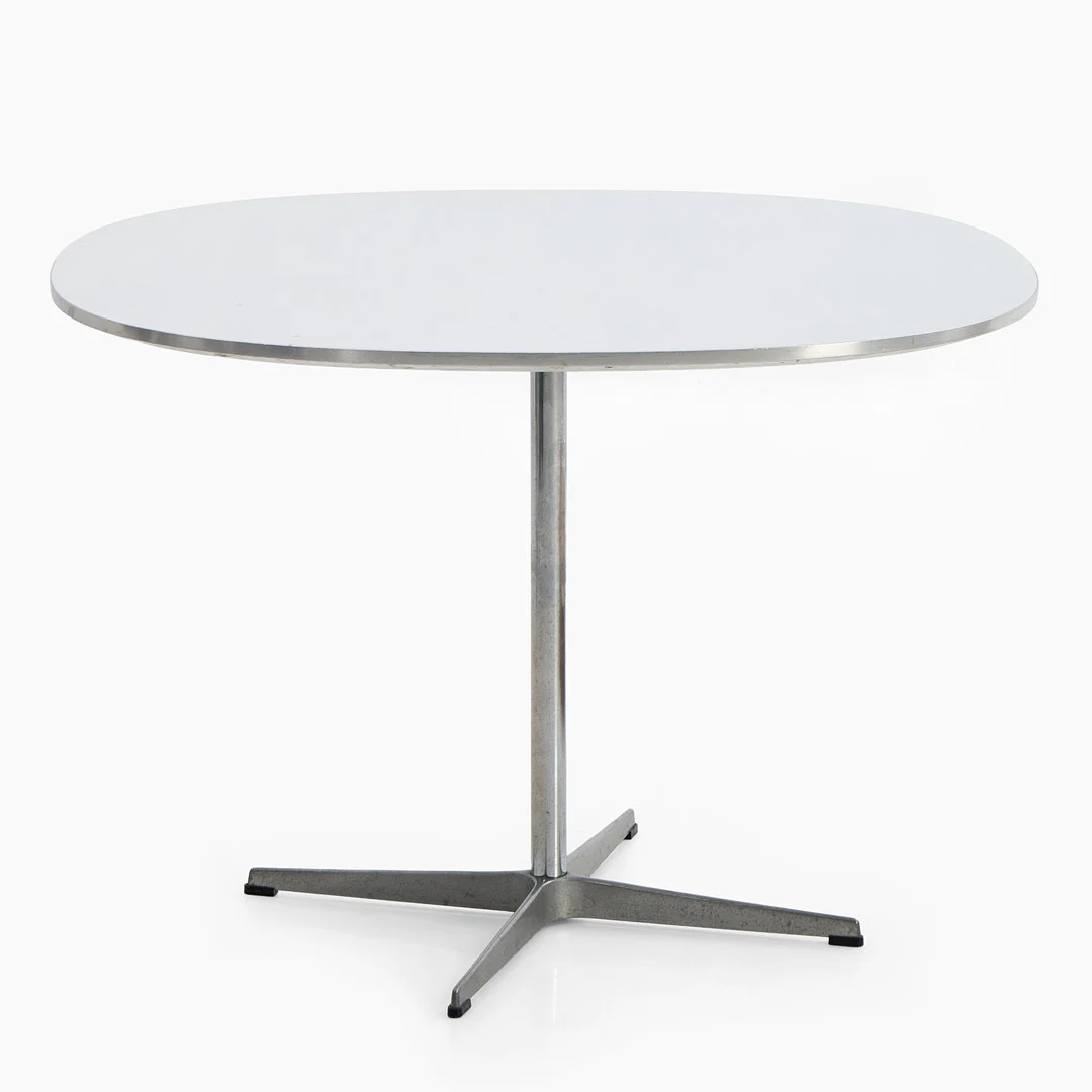 ARNE JACOBSEN. Matbord med skiva av vit laminat och underrede av stål, Fritz Hansen, Danmark, 1900-talets andra hälft. — Tables — Crafoord Auktioner Stockholm