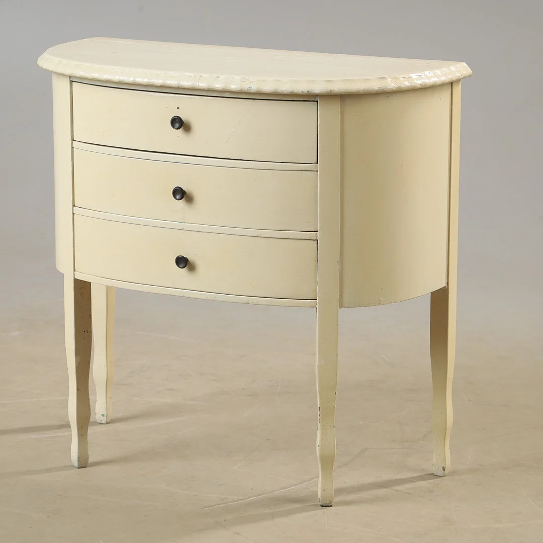BYRÅ, 3-lådig, målad, 1900-talets mitt. — Chests of drawers — Helsingborgs Auktionskammare