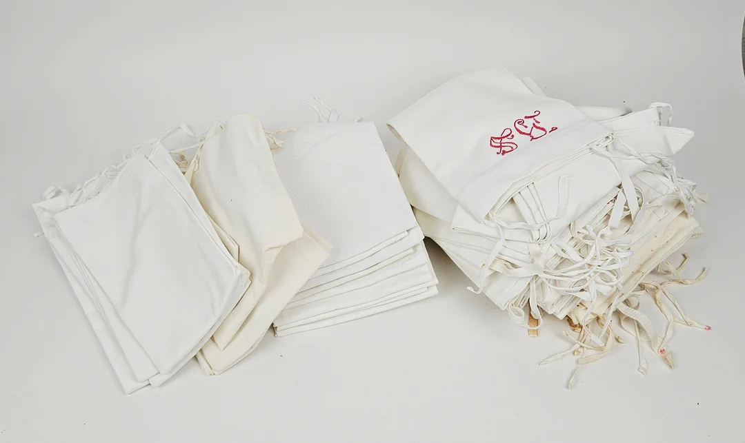 PARTI ÖRNGÖTT, 1900-tal. — Textiles — Auktionshuset Thörner & Ek