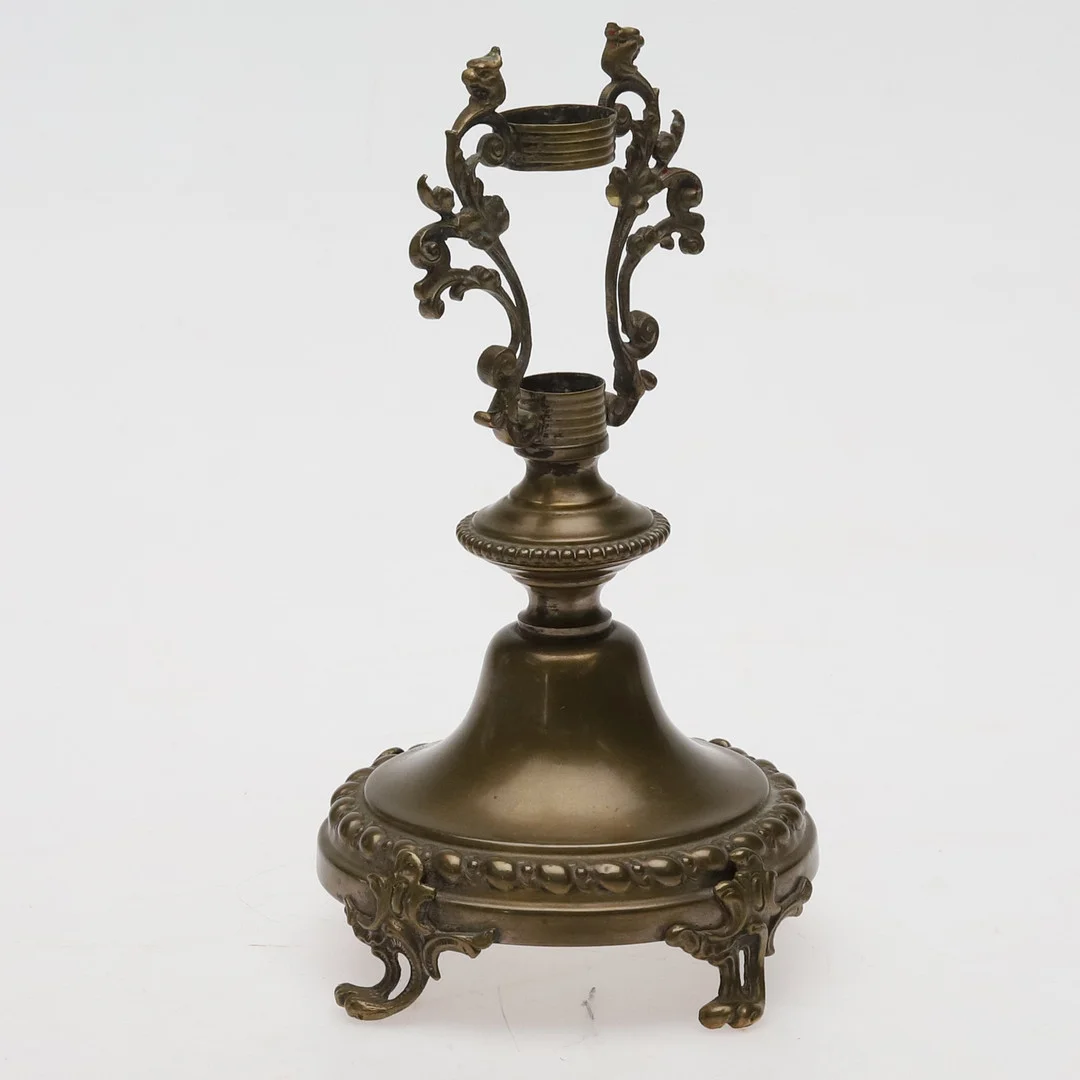 LAMPFOT eller BAS till STRUTVAS. Mässing, omkring 1900-tal. — Pewter, Brass & Copper — Örebro Stadsauktioner