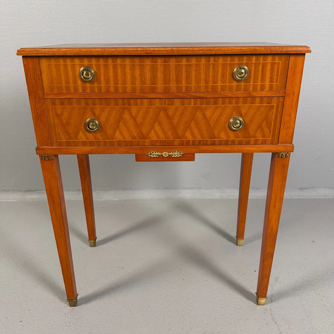BYRÅ, 1900-talets mitt, gustaviansk stil, 2-lådig, dekor av intarsia, fanér, dragbeslag i mässing, rakt konande ben med fothylsor i mässing. — Chests of drawers — Skandia Auktion