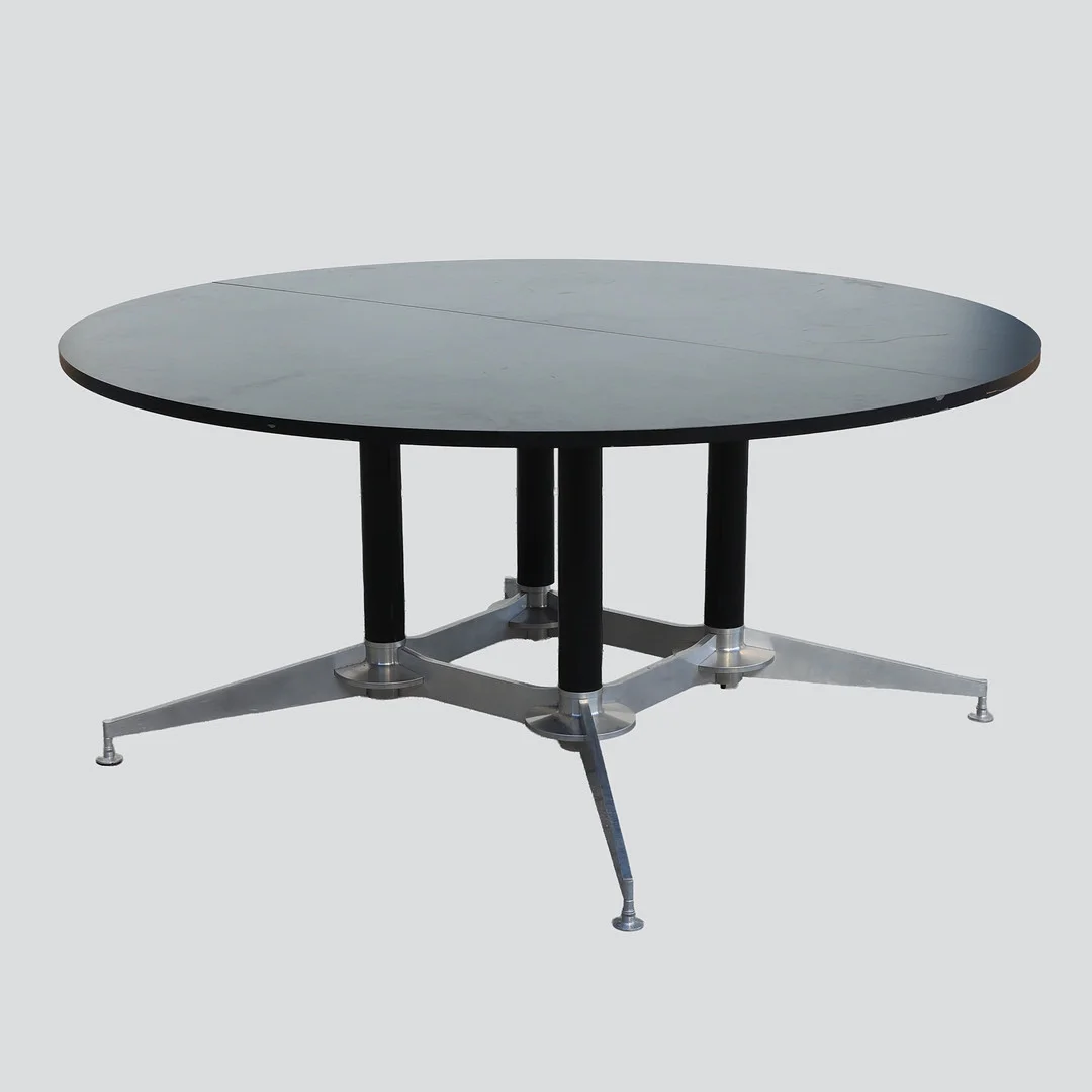 ANDERS HERMANSEN. Holmris. Rundt spisebord / mødebord, model DO1100. — Dining tables — Bidstrup Auktioner