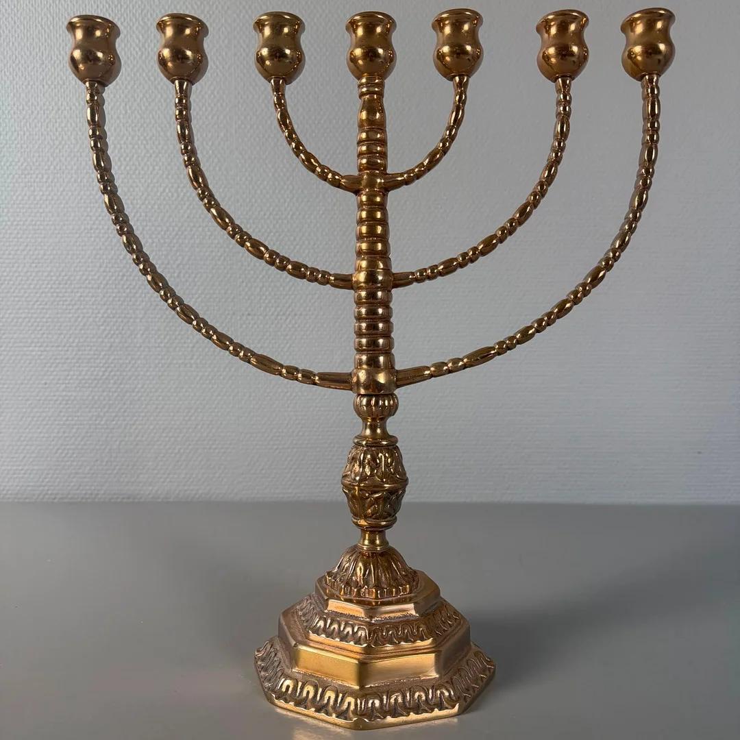KANDELABER, s ka menora, malm, 7-armad, oktagonal fot. — Candlesticks — Skandia Auktion