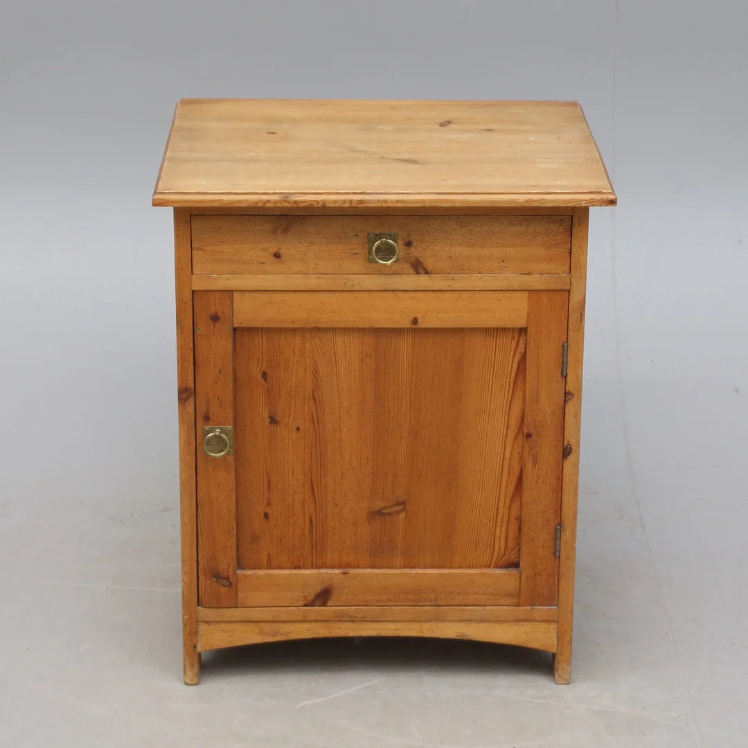 KOMMOD, trä. — Cupboards, Cabinets & Shelves — Kalmar Auktionsverk