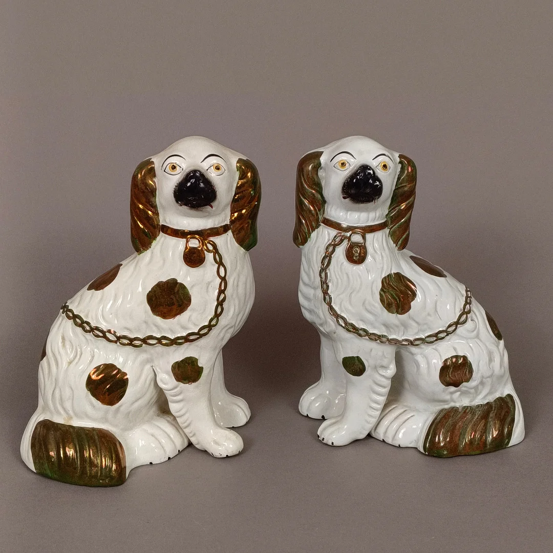 Ein Paar STAFFORDSHIRE-HUNDEFIGUREN SPANIELS - England, Ende 19. Jh. / Anfang 20. Jh., Keramik. — European — Auktionshaus Blank