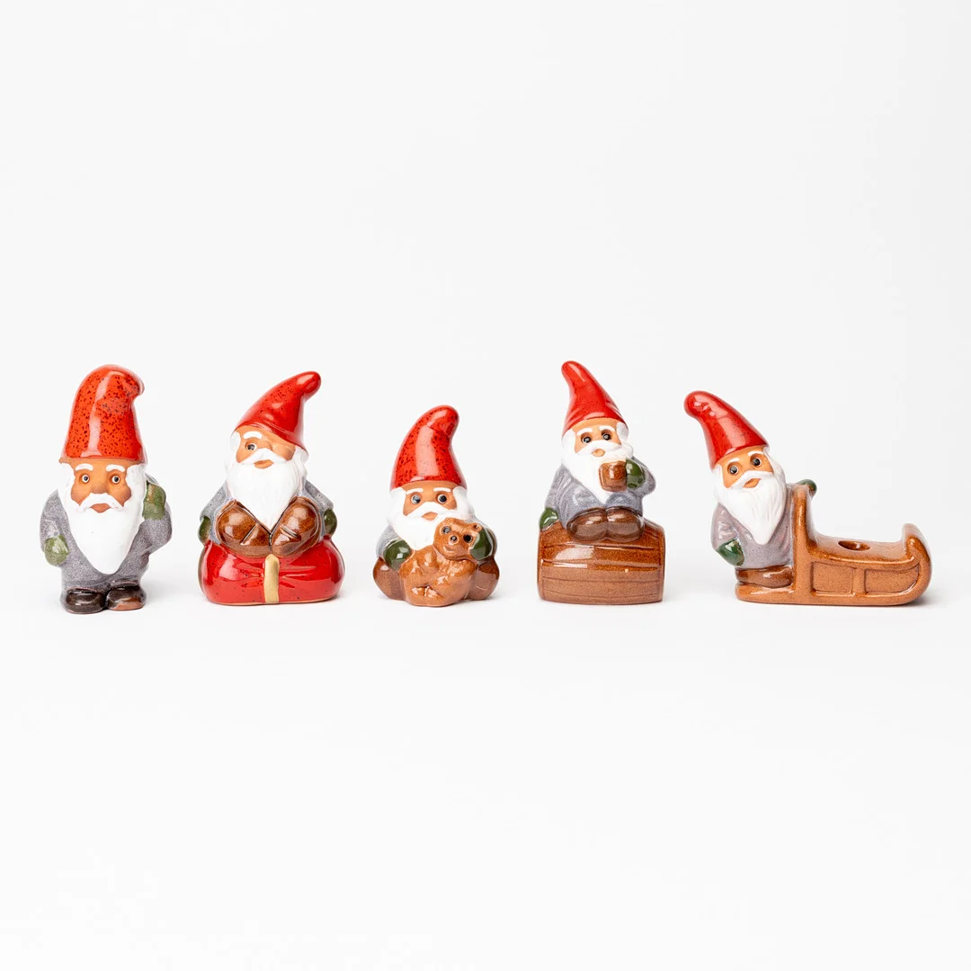 ROLF BERG. Figuriner, 4 st, samt Ljusstake, keramik, Tomtar, 4 st etikettmärkta. — European — Auktionshuset Kolonn