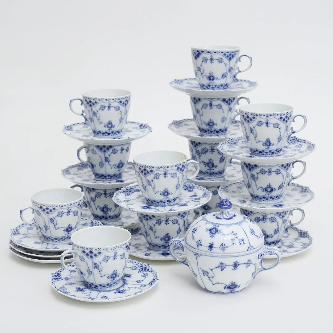 MUSSELMALET, kaffekoppar samt sockerskål, 31 delar, halvblond, Royal Copenhagen. — European — Auktionshuset Thelin & Johansson