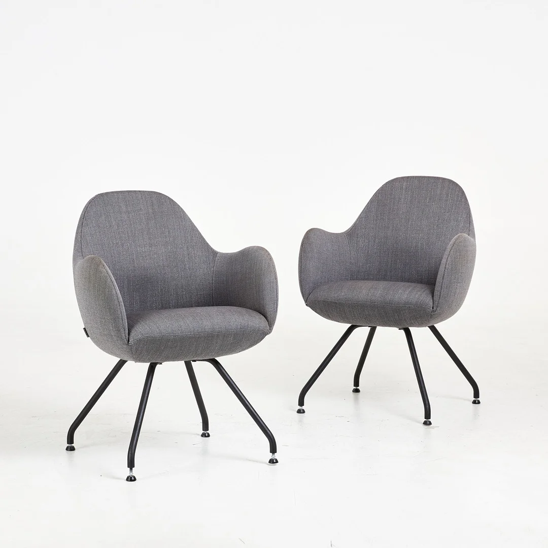 STEFAN BORSELIUS. Fåtöljer, 1 par, "Wilmer", för Blå Station, grå textelklädsel, etikettmärkta. — Armchairs & Chairs — Stockholms Auktionsverk Sickla