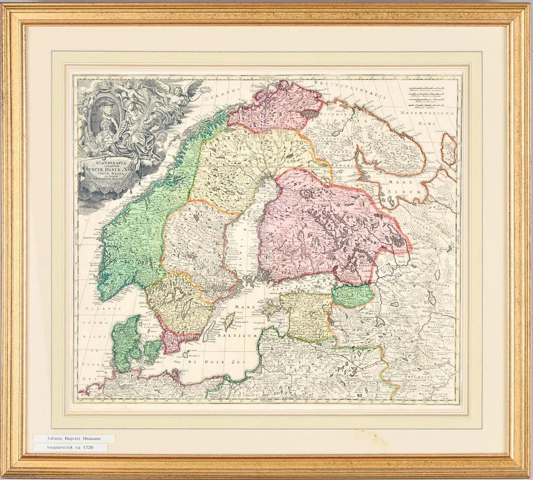 KARTA. Johan Babtist Homan, "Scandinavia complectens Sueciae, Daniae, Norvegia Regna", kolorerat kopparstick, 1720. — Maps — Uppsala Auktionskammare