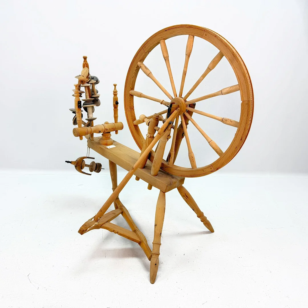 SPINNROCK - med tillbehör, allmoge 1800 tal. — Tools & Gears — TOKA Auktionshus