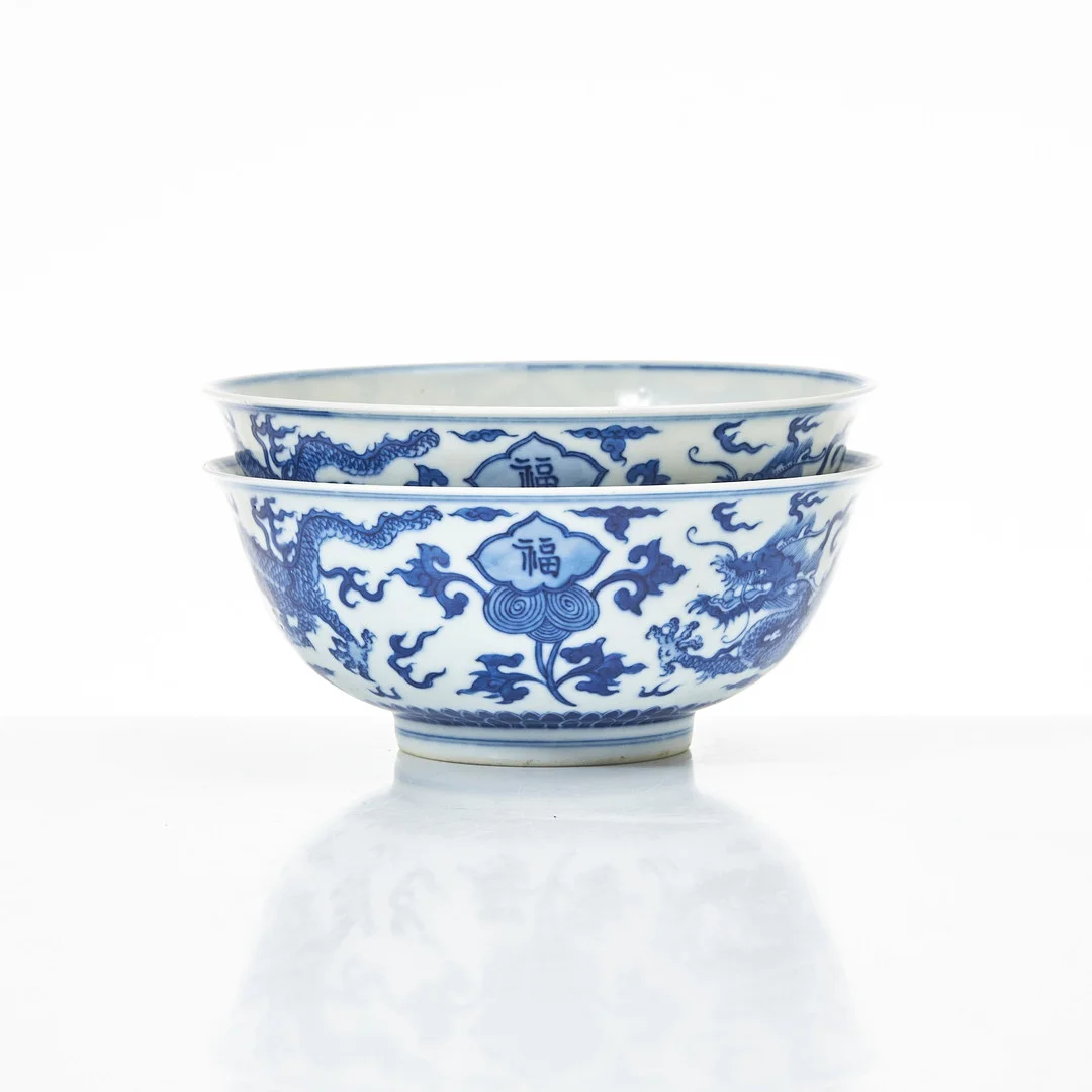 SKÅLAR, ett par, porslin, Kina, 1900-tal, dekor av kejsardrakar bland eldsflammor och moln med Shou samt Fu-tecken i underglasyrblått, Kangxis sex karaktärers märke. — Ceramics & Porcelain — Stockholms Auktionsverk Magasin 5