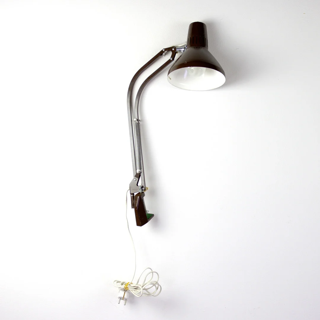 SKRIVBORDSLAMPA, stomme av brunlackerad stål, Watto, 1970-tal. — Table Lamps — Höganäs Auktionsverk