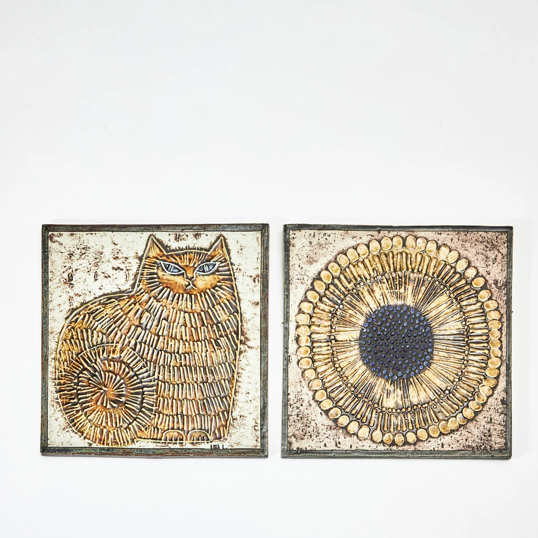 LISA LARSON. Plaketter, 2 st, "Unik", stengods, bl.a. föreställande katt, stämpelsignerade, Gustavsberg. — European — Stockholms Auktionsverk Magasin 5