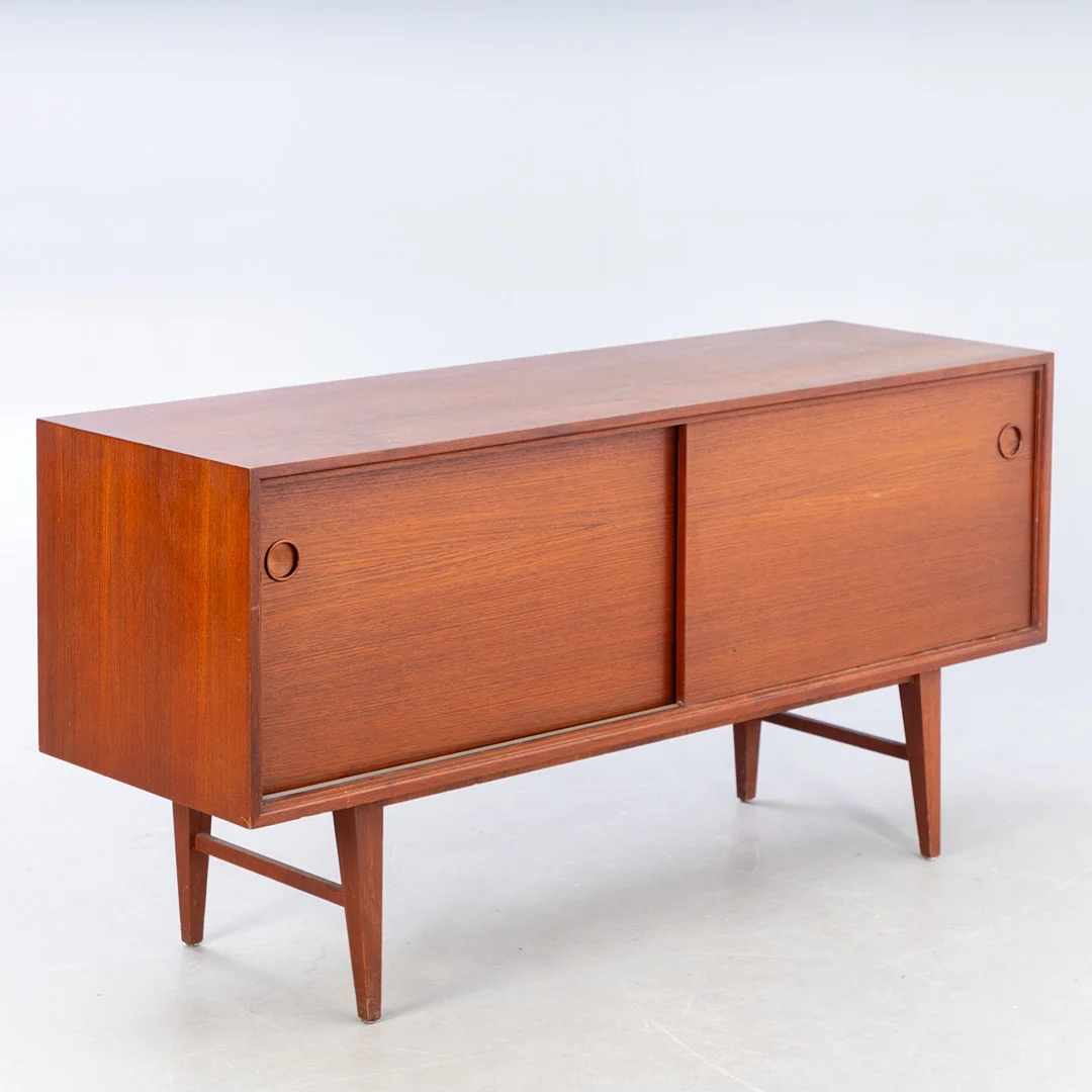 Kleines Sideboard in Teak, Deutschland, 1960er Jahre. — Chests of drawers — Stockholms Auktionsverk Hamburg