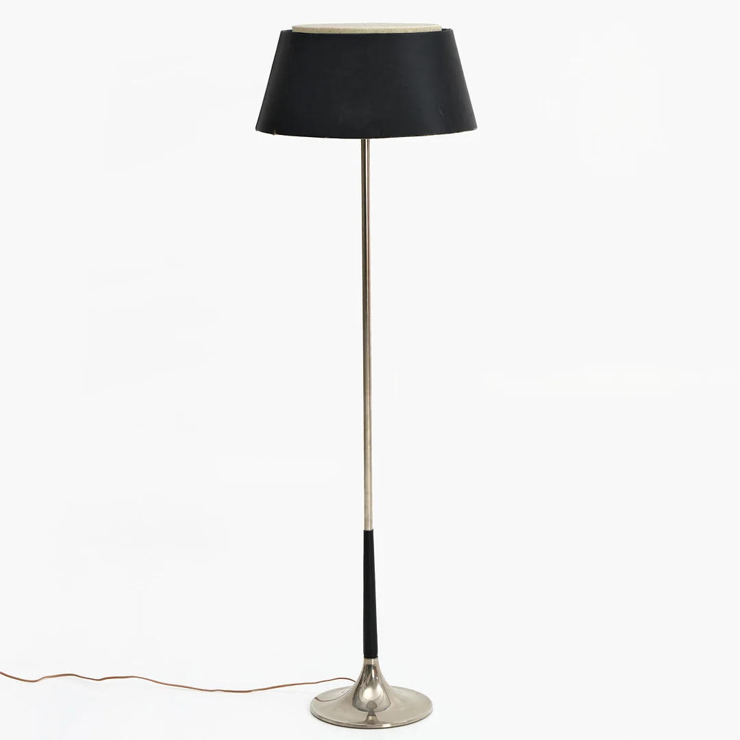 GOLVLAMPA, 1960-tal, stämpelmärkt undertill modellnummer '111'. Fot i kromad metall med svart läder. — Floor lights — Crafoord Auktioner Stockholm