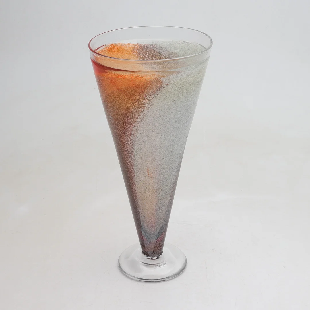 KJELL ENGMAN. vas, glas, "Twister", Kosta Boda, Sverige, signerad. — Art glass — Gomér & Andersson Norrköping