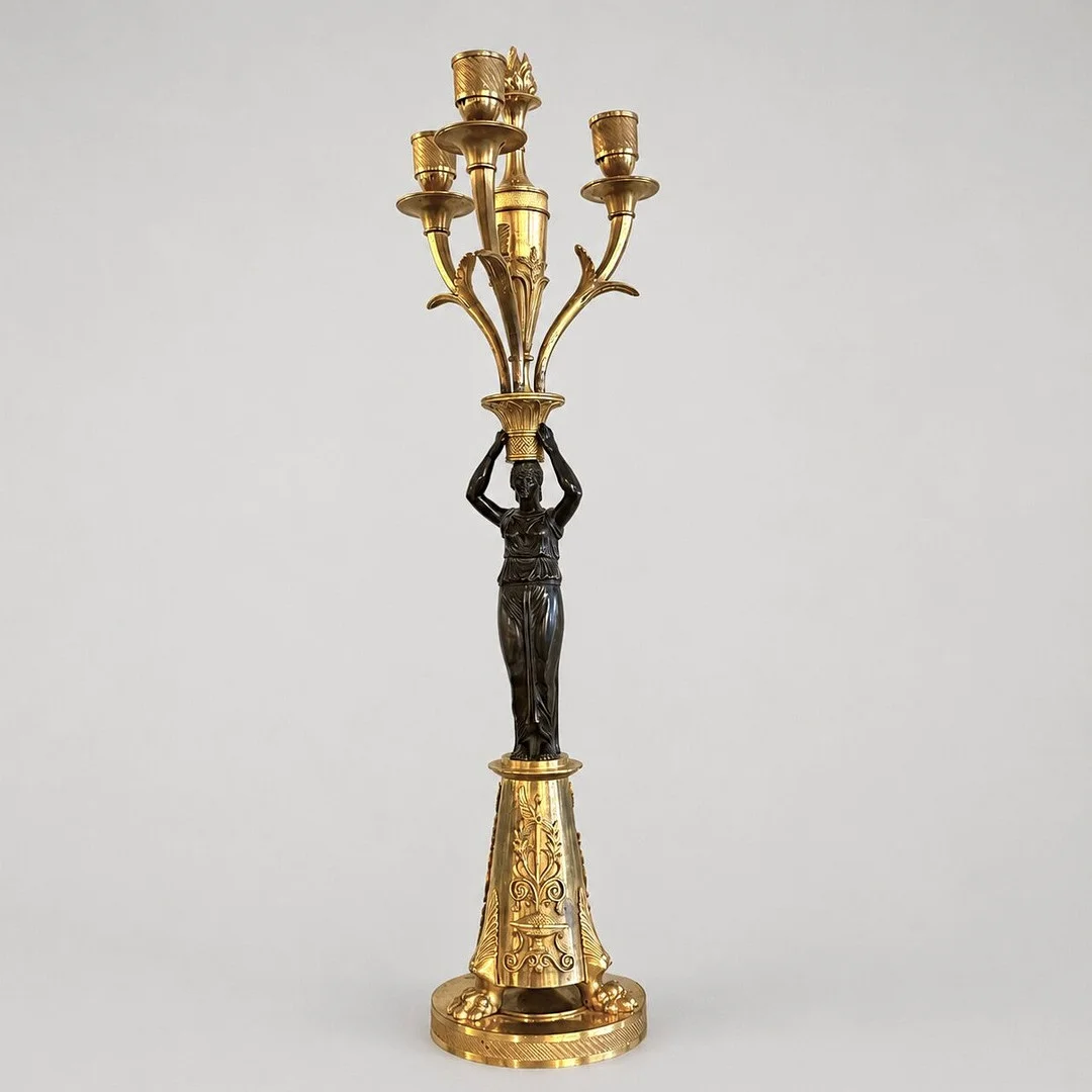 DREIFLAMMIGER EMPIRE-KANDELABER- wohl Frankreich, um 1800/1. Drittel 19. Jh., Bronze. — Candlesticks — Auktionshaus Blank