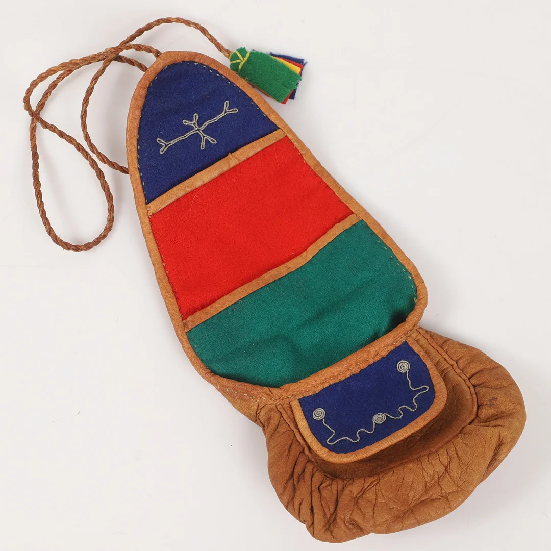 GIESSAM/SYVÄSKA, samiskt konsthantverk renskinn/ullfilt med tennbroderier, osignerad. — Sami Arts & Crafts — Helsingborgs Auktionskammare