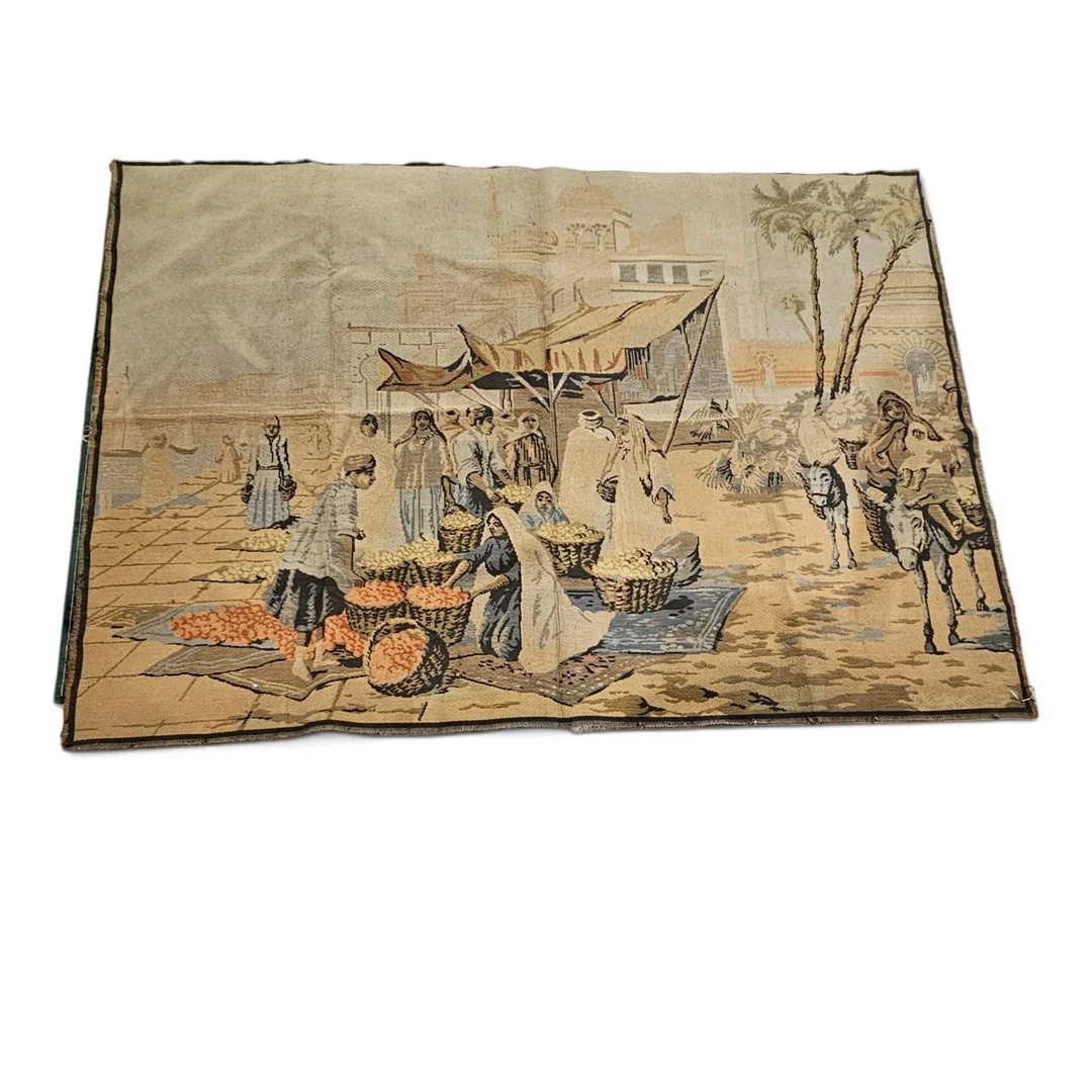 Tapíz con escena "Mercado árabe" en tonos suaves. — Carpets — Arce Auctions