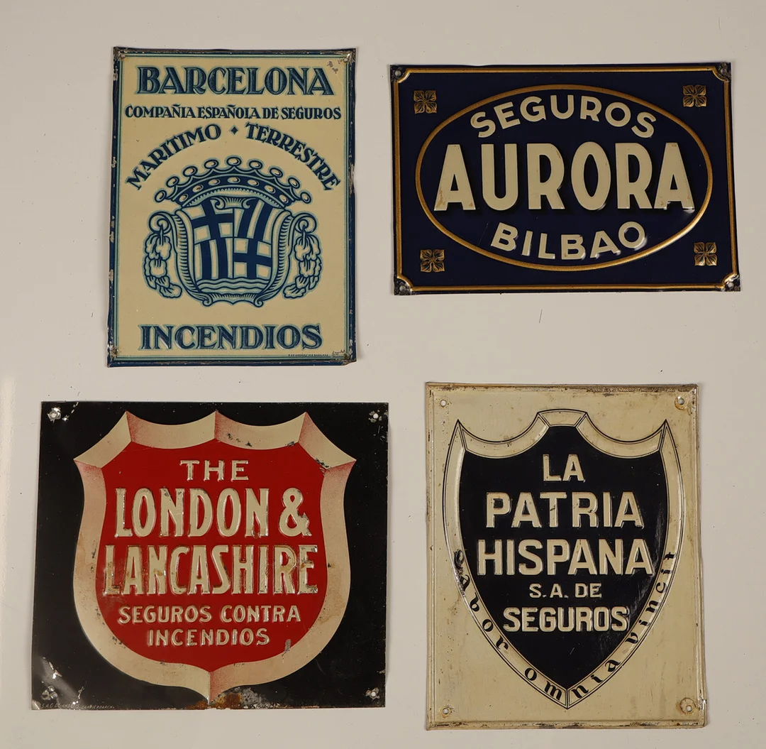 Seguros Aurora y otros, 4 placas publicitarias en hojalata estampada y pintada. — Other collectables — Barcelona Auctions
