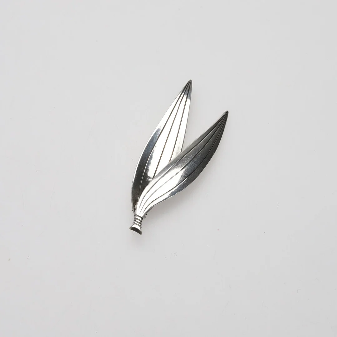 PER SKÖLD för A. Michelsen, Stockholm, 1953, silver 925. Vikt 12,8 gram. — Brooches & Pendants — Örebro Stadsauktioner