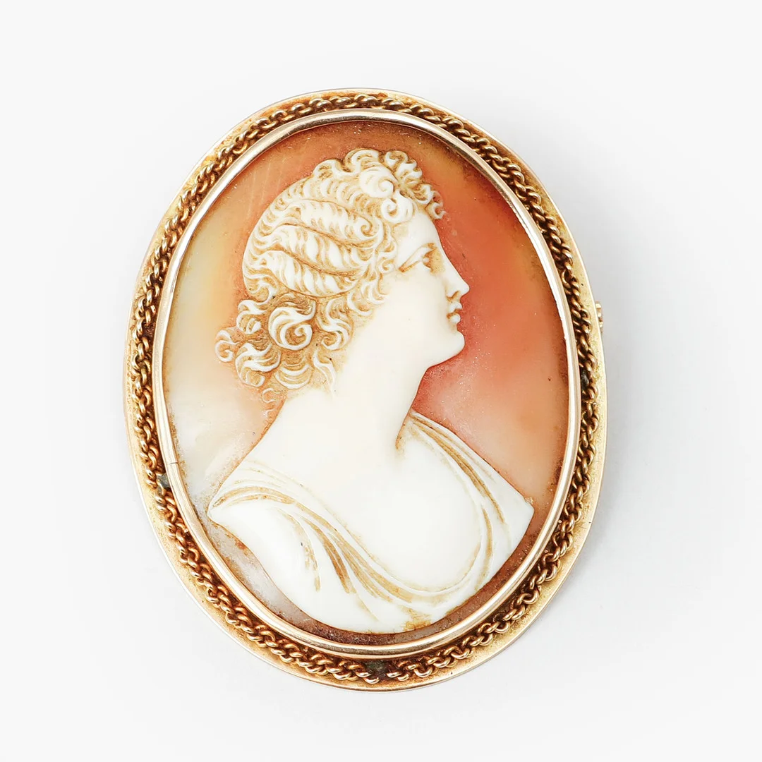 BROSCH, 14k guld, snäckskalskamé, vikt ca 16,2 gram. — Brooches & Pendants — Göteborgs Auktionsverk