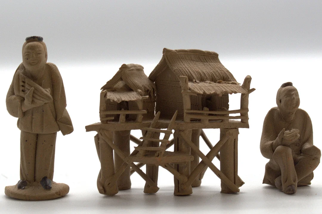 SET AUS DREI CHINESISCHEN MINIATURFIGUREN,HANDGEFERTIGTE VOLKSKUNST, UM 1970, CHINA. — Ceramics & Porcelain — Kunst- und Auktionshaus Kleinhenz