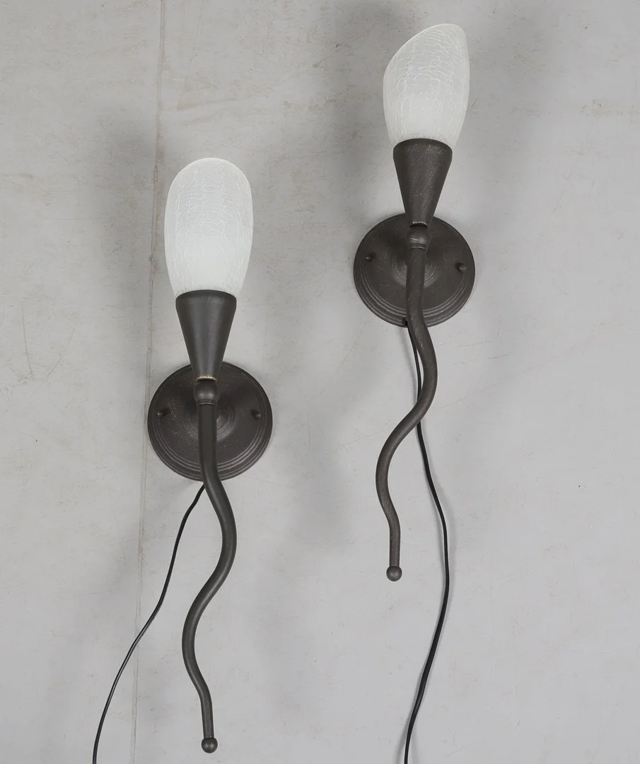 VÄGGLAMPA, 2 st glas, metall, samtida. — Wall Lights — Örebro Stadsauktioner