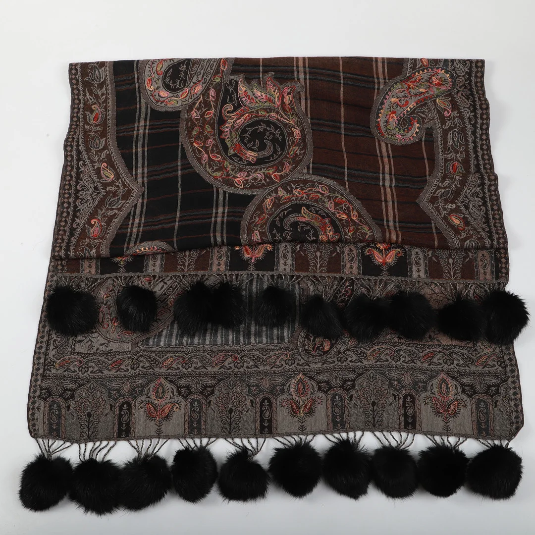 SJAL, textil med pälsbollar, 2000-tal. — Vintage & Designer Fashion — Helsingborgs Auktionskammare