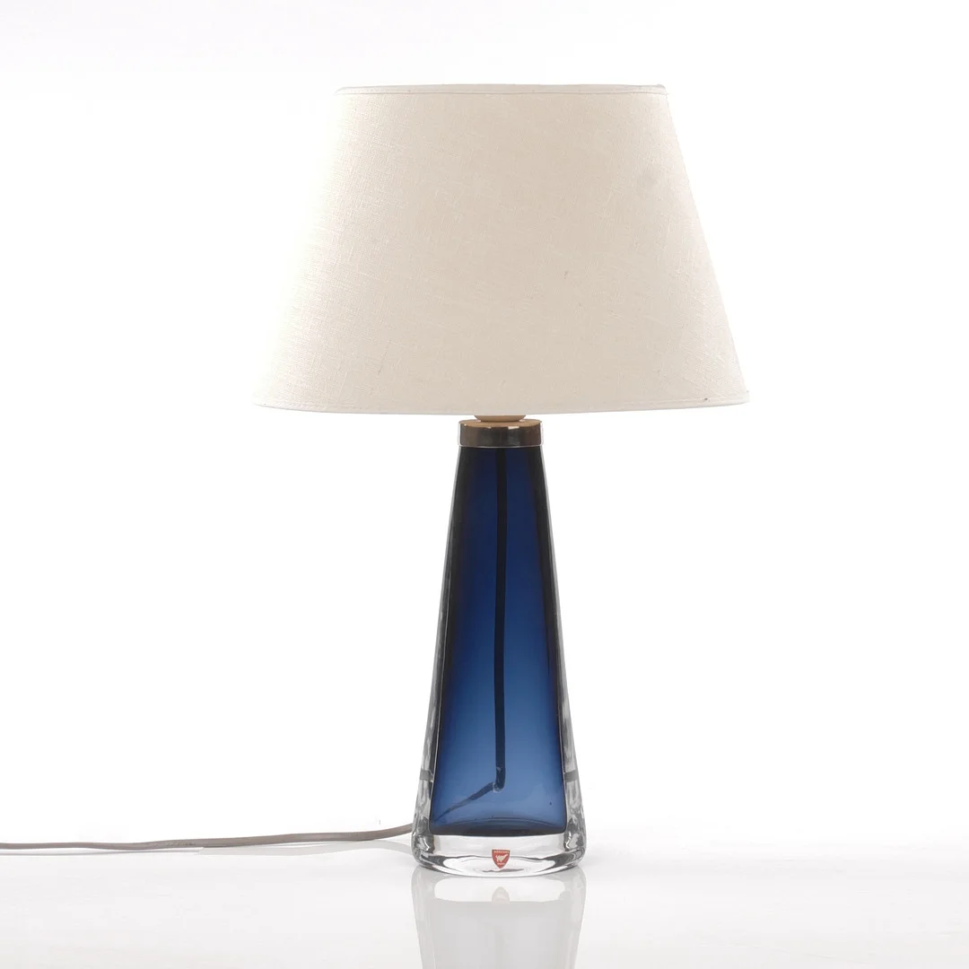 CARL FAGERLUND. Bordslampa, blått underfångsglas, Orrefors, signerad. — Table Lamps — Auktionsfirma Kenneth Svensson i Kalmar