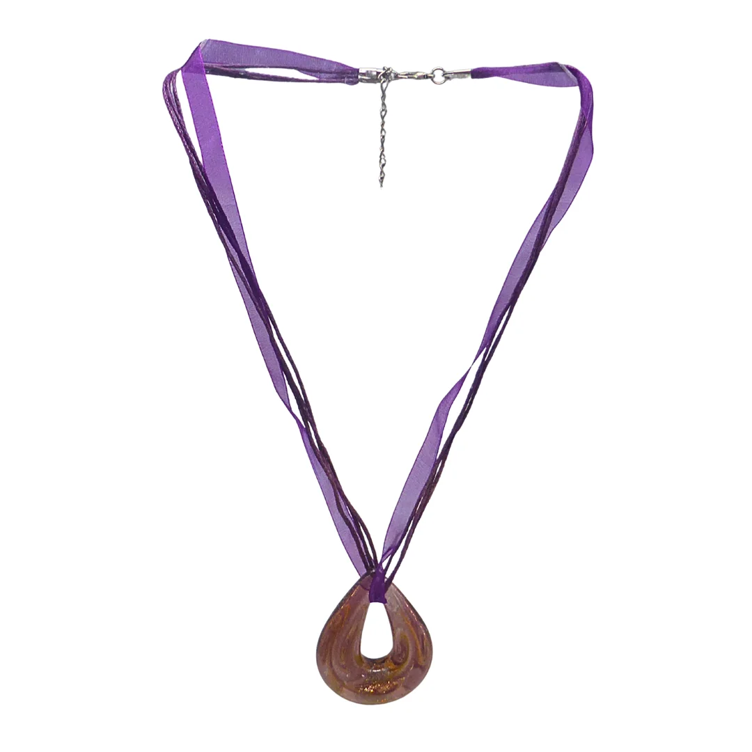 LILA HALSKETTE MIT MURANOGLASANHÄNGER. — Necklace — Auktionshaus Stuber's Hammerschlag