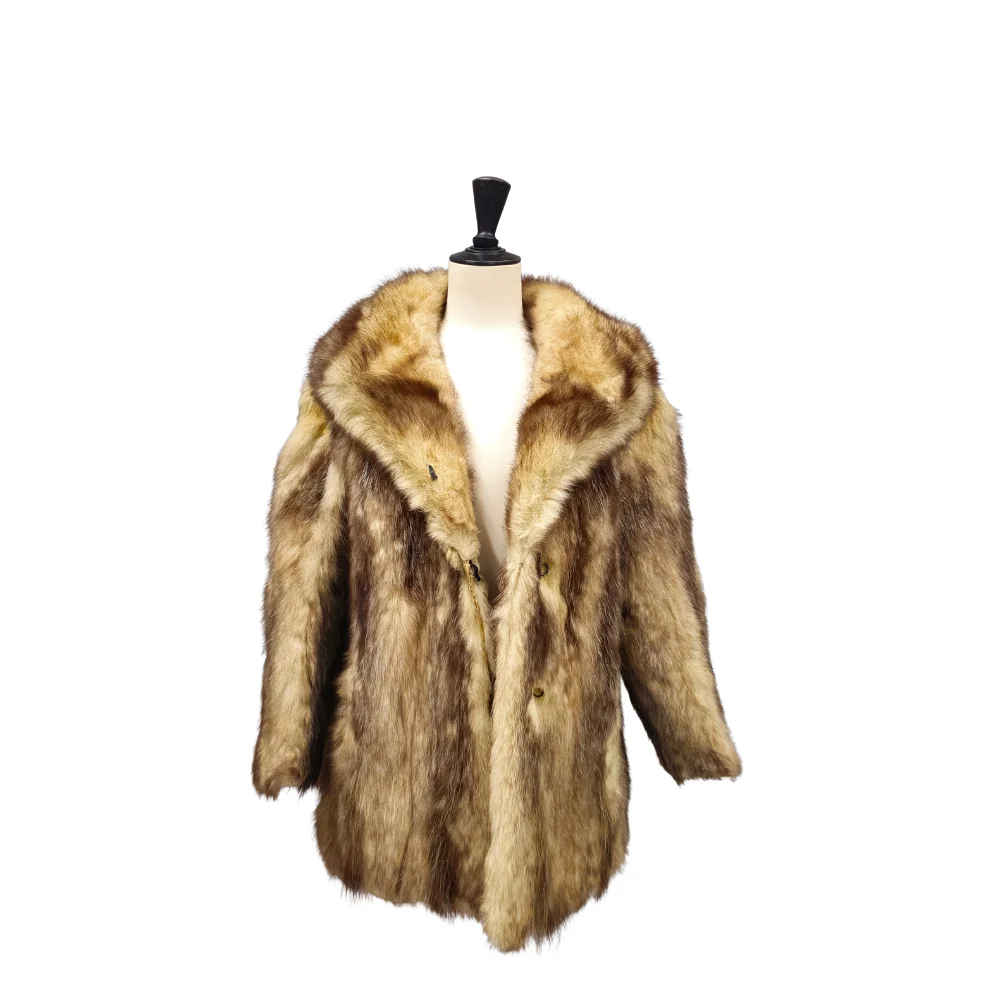 Chaquetón en piel de oposun. — Vintage & Designer Fashion — Barcelona Auctions