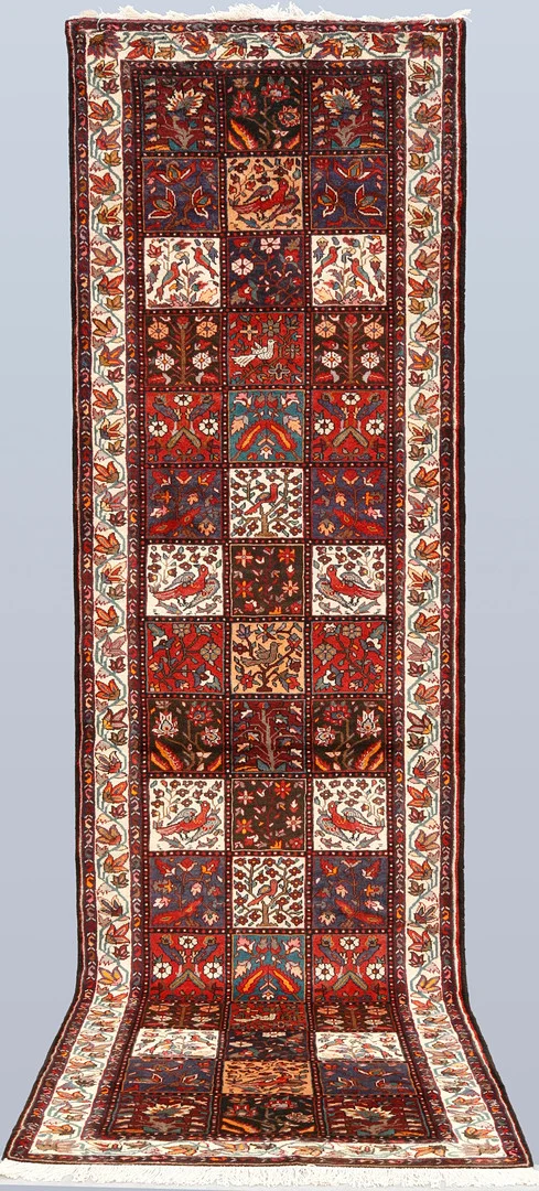 MATTA, gallerimodell, figural Baktiari, cirka 400 x 115 cm. — Persian Carpets & Textiles — RA Auktionsverket Norrköping