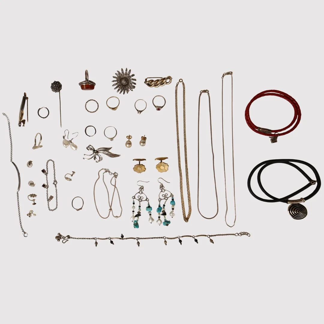PARTI DIVERSE SMYCKEN, allt med silverstämplar. — Brooches & Pendants — Limhamns Auktionsbyrå
