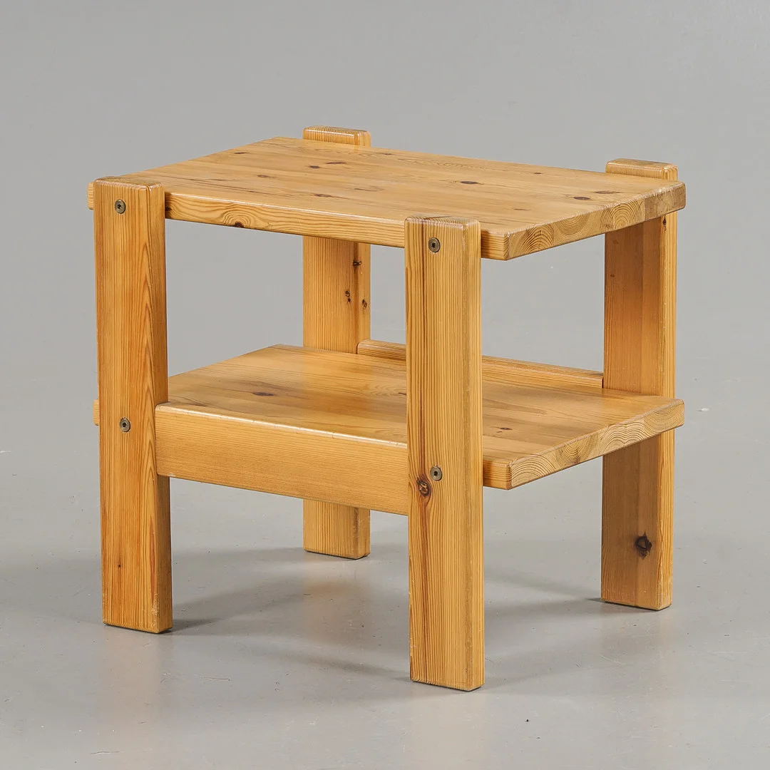 SIDOBORD / SÄNGBORD Furu, 1900-talets andra hälft. — Tables — Karlstad Hammarö Auktionsverk