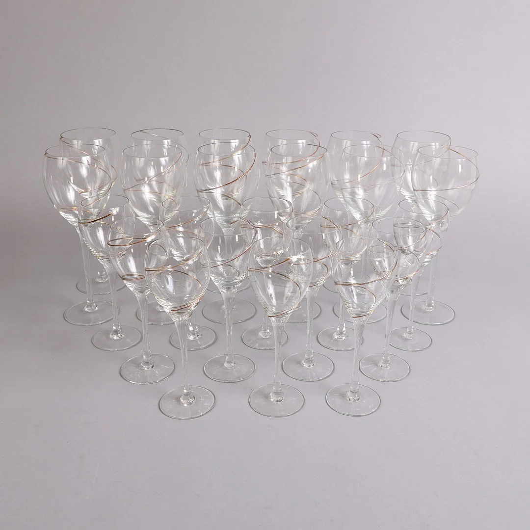 ANNA EHRNER. Kosta Boda "Gold Line" rødvin og hvidvinsglas (24). — Tableware — Bidstrup Auktioner