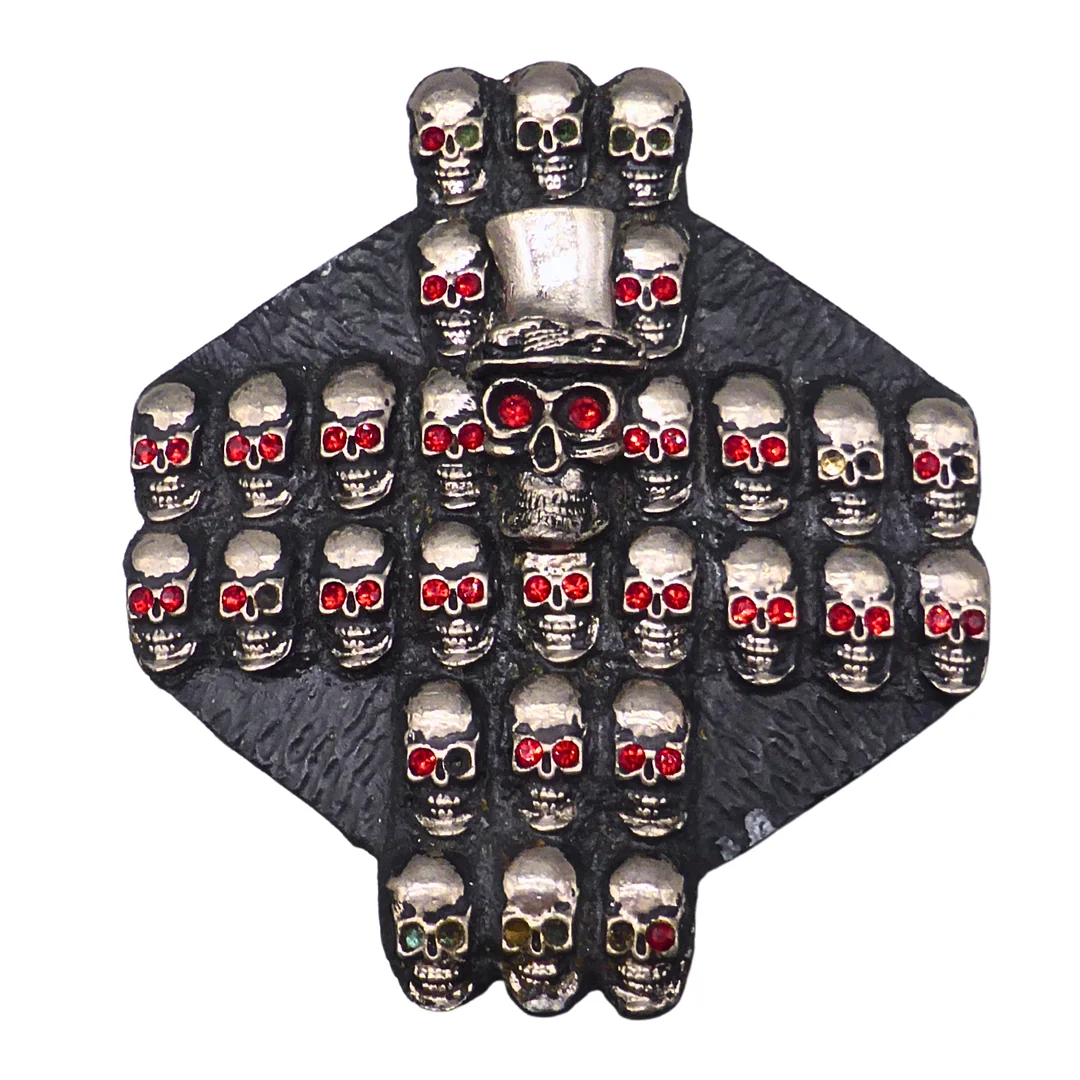 GÜRTELSCHNALLE MIT TOTENKÖPFEN UND ROTEN SCHMUCKSTEINEN. — Jewellery — Auktionshaus Stuber's Hammerschlag