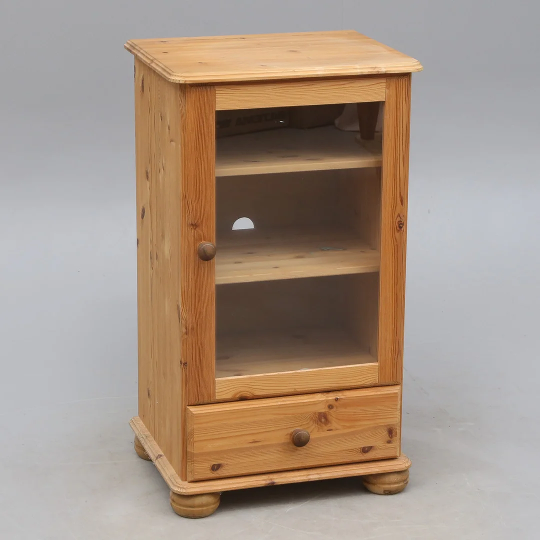 SKÅP, med glasdörr. — Cupboards, Cabinets & Shelves — Kalmar Auktionsverk