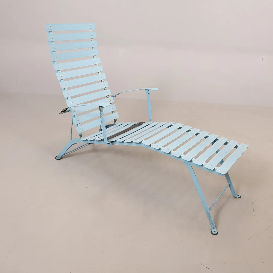 PATRICE HARDY. SOLSTOL, "Bistro chair lounge", blåmålad stål, justerbar rygghöjd, Fermob, samtida. — Armchairs & Chairs — Höörs Auktionshall