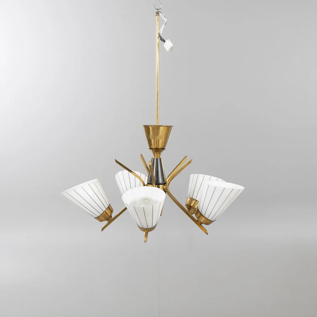 TAKLAMPA, 5-armad, 1950-tal, mässing, kupor i vitt glas med svarta linjer. — Ceiling lights — Stockholms Auktionsverk Helsingborg