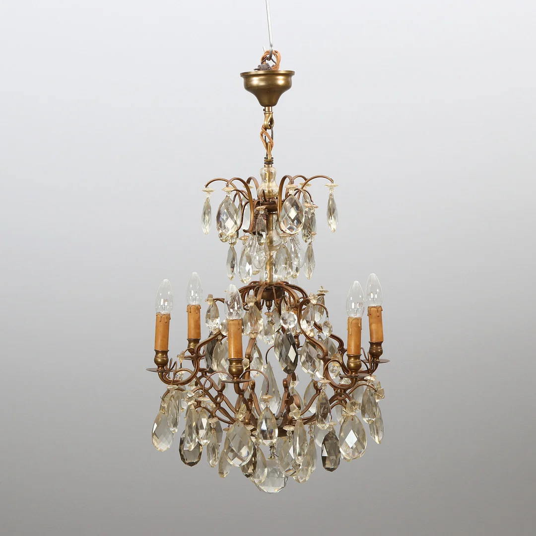LJUSKRONA MED PRISMOR. Bronserad stomme med glasprismor. Barockstil, 1900-tal. — Chandeliers — Skånes Auktionsverk