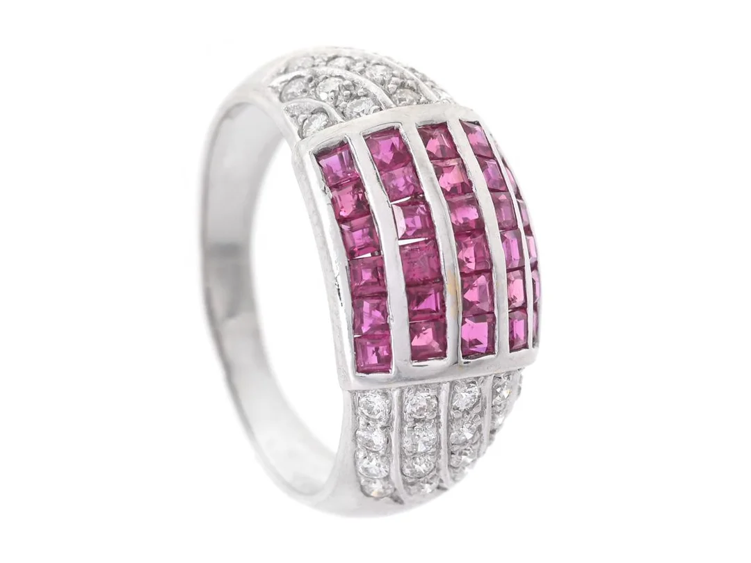 RING, 18K vitguld, briljantslipade diamanter 0,38 ctv enligt gravyr, ca TW-W/VS, carreslipade rubiner 1,12 ctv enligt gravyr, stl 17,25 mm, vikt 5,3 g. — Smycken/Ring — Kaplans