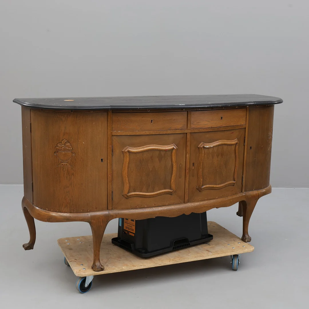 SKÄNK; tidigt 1900-tal, omgjord till butiksdisk. — Cupboards, Cabinets & Shelves — Södermanlands Auktionsverk