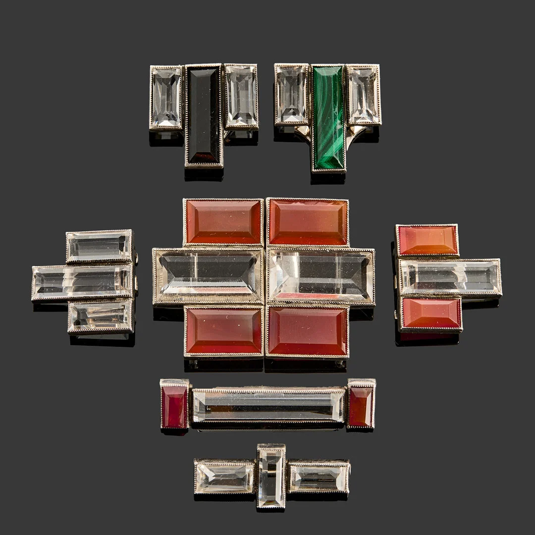 UYEDA SHOTEN. Spännen & broscher, 8 st, silver, onyx, malakit, bergkristall, sardonyx, signerade K. Uyeda, Uyeda Kichigoro, Japan. — Brooches & Pendants — Crafoord Auktioner Stockholm